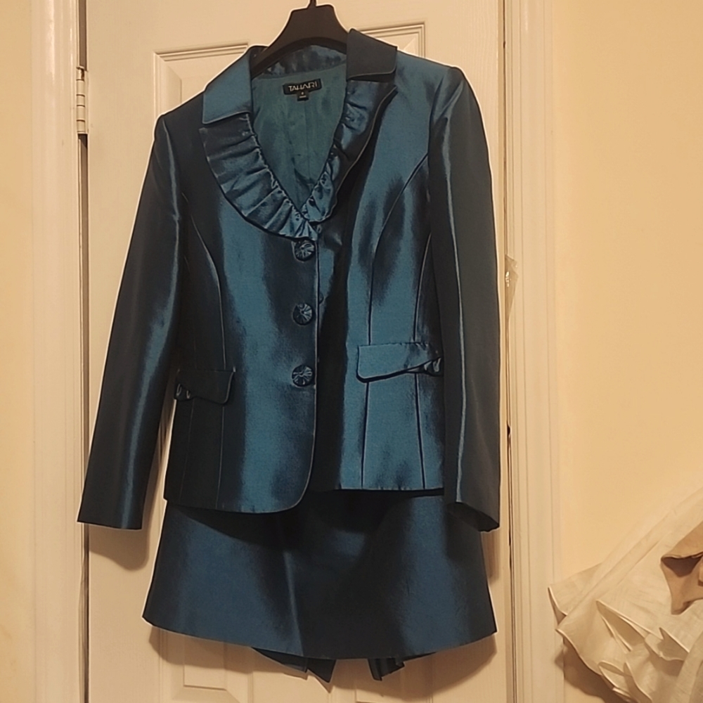 Tahari deep turquoise set size 8, wool/silk, in very good condition